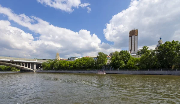 Rusya Bilimler Akademisi ve Moskva Nehri Prezidyum binası, Moskova, Rusya. Bir turist zevk tekneçekim 