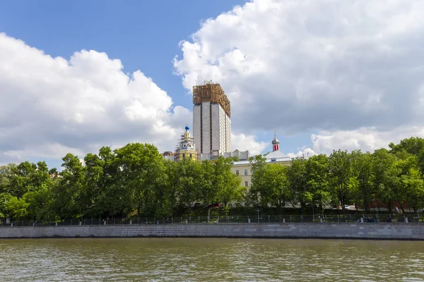Rusya Bilimler Akademisi ve Moskva Nehri Prezidyum binası, Moskova, Rusya. Bir turist zevk tekneçekim 