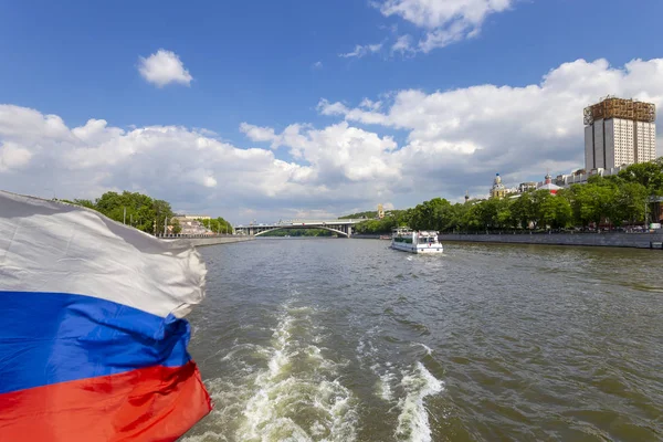 Rusya Bilimler Akademisi ve Moskva Nehri Prezidyum binası, Moskova, Rusya. Bir turist zevk tekneçekim 