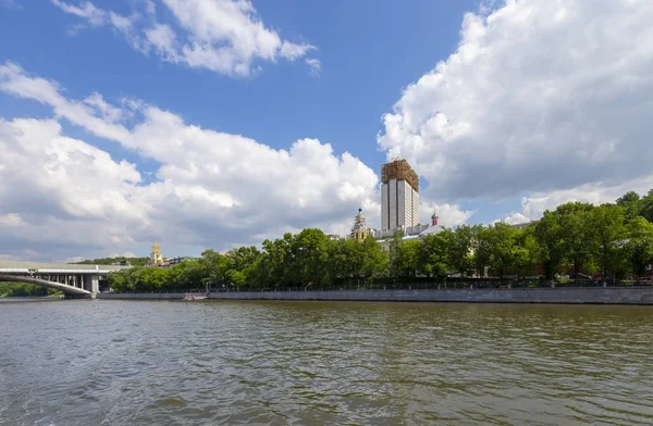 Rusya Bilimler Akademisi ve Moskva Nehri Prezidyum binası, Moskova, Rusya. Bir turist zevk tekneçekim 