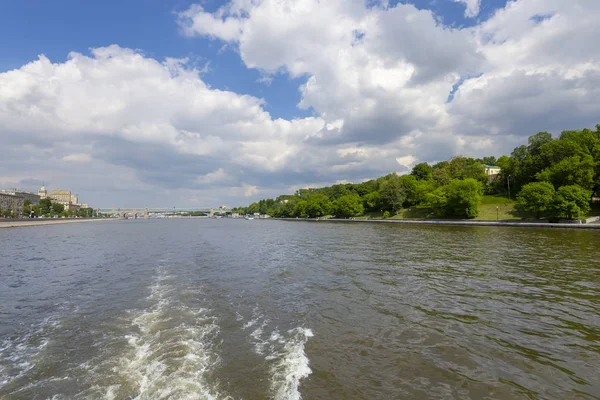 Moskva Nehri ve dolgular (turistik zevk tekne görünümü). Moskova, Rusya Federasyonu  