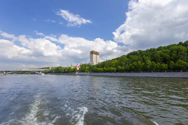 Rusya Bilimler Akademisi ve Moskva Nehri Prezidyum binası, Moskova, Rusya. Bir turist zevk tekneçekim 