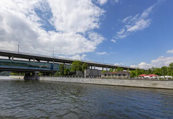 Moskova, Rusya 23 Mayıs 2018: Luzhnetskaya Köprüsü (Metro Köprüsü) ve Moskva Nehri, Moskova, Rusya. Turistik zevk teknesinden görünüm      