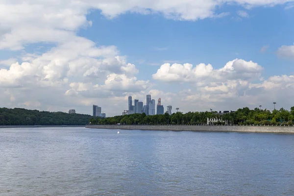 Gökdelenler Moskova şehir kompleksinin görünümü. Rusya. Bir turist zevk tekneçekim        