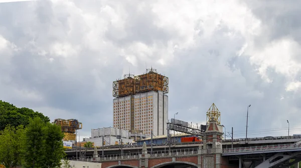 Rusya Bilimler Akademisi Prezidyumu binası, Moskova, Rusya. Bir turist zevk tekneçekim     