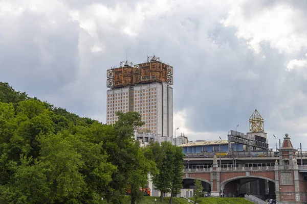 Rusya Bilimler Akademisi Prezidyumu binası, Moskova, Rusya. Bir turist zevk tekneçekim     