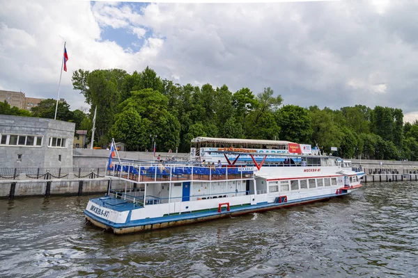 Moskova, Rusya 23 Mayıs 2018: Moskva nehri üzerinde Turist Keyfi tekneleri, Moskova, Rusya   