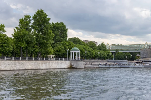 Moskova, Rusya 23 Mayıs 2018: Moskva Nehri ve dolgular (turistik zevk teknesinden görünüm). Moskova, Rusya Federasyonu  