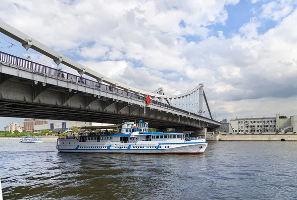 Moskova, Rusya 23 Mayıs 2018: Moskow (Moskva) Nehri ve Krymsky Köprüsü veya Kırım Köprüsü, Rusya (gün)  