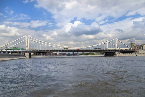 Moskow (Moskva) Nehri ve Krymsky Köprüsü veya Kırım Köprüsü, Rusya (gün)  