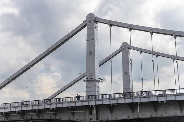 Moskova, Rusya 23 Mayıs 2018: Krymsky Köprüsü veya Kırım Köprüsü, Moskow, Rusya (gün) 