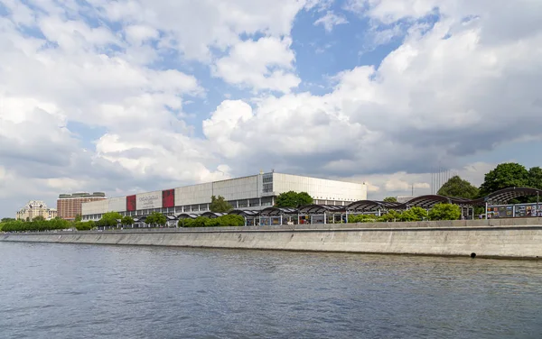 Moskova, Rusya 23 Mayıs 2018: Moskva Nehri ve dolgular (turistik zevk teknesinden görünüm). Moskova, Rusya Federasyonu  