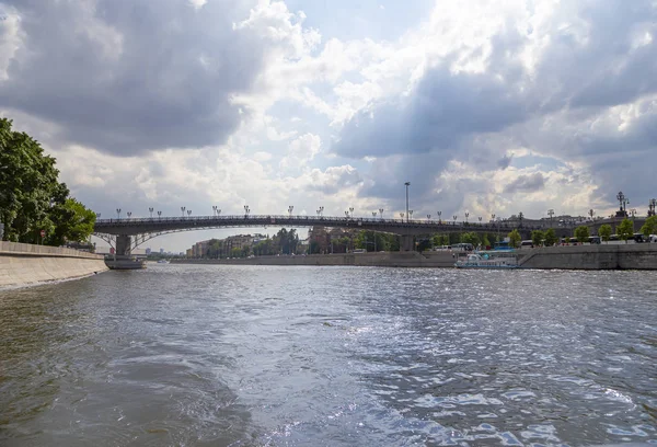 Moskva Nehri ve dolgular (turistik zevk tekne görünümü). Moskova, Rusya Federasyonu  