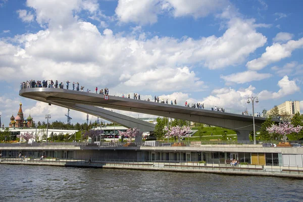 Moscow Rússia Maio 2018 Ponte Flutuante Parque Zaryadye Moskvoretskaya Embankment — Fotografia de Stock