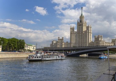 Moskova, Rusya 23 Mayıs 2018: Kotelnicheskaya Embankment Building, Moskova, Rusya, Eylül 1947'de inşa edilip 1952'de tamamlanan yedi stalinist gökdelenden biridir. Bir turist zevk tekneçekim  