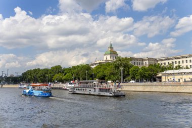 Moskova, Rusya 23 Mayıs 2018: Moskva Nehri ve dolgular (turistik zevk teknesinden görünüm). Moskova, Rusya Federasyonu  
