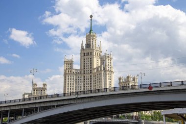 Kotelnicheskaya Embankment Building, Moskova, Rusya, Eylül 1947'de inşa edilip 1952'de tamamlanan yedi stalinist gökdelenden biridir. Bir turist zevk tekneçekim  