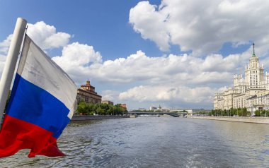Kotelnicheskaya Embankment Building, Moskova, Rusya, Eylül 1947'de inşa edilip 1952'de tamamlanan yedi stalinist gökdelenden biridir. Bir turist zevk tekneçekim  
