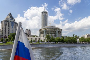 Moskova nehri kıyısında ki Konser Salonu House of Music. Moskova, Rusya. Bir turist zevk tekneçekim     