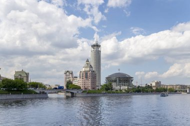Moskova nehri kıyısında ki Konser Salonu House of Music. Moskova, Rusya. Bir turist zevk tekneçekim     