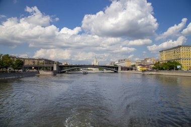 Moskva Nehri ve dolgular (turistik zevk tekne görünümü). Moskova, Rusya Federasyonu  