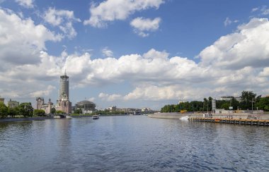 Moskova, Rusya 23 Mayıs 2018: Moskova nehri kıyısında ki Konser Salonu Müzik Evi. Moskova, Rusya. Bir turist zevk tekneçekim     