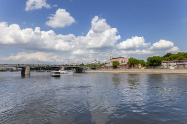 Moskva Nehri ve dolgular (turistik zevk tekne görünümü). Moskova, Rusya Federasyonu  