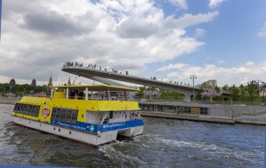 Moskova, Rusya 23 Mayıs 2018: Moskova'da Moskva Nehri Moskvoretskaya Dolgu üzerinde Zaryadye parkı yüzen köprü, Rusya. Bir turist zevk tekneçekim  