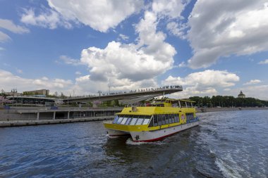 Moskova, Rusya 23 Mayıs 2018: Moskova'da Moskva Nehri Moskvoretskaya Dolgu üzerinde Zaryadye parkı yüzen köprü, Rusya. Bir turist zevk tekneçekim  