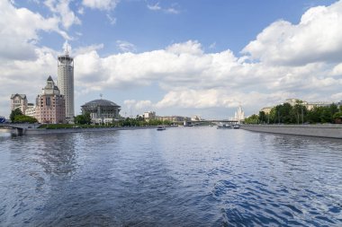 Moskova nehri kıyısında ki Konser Salonu House of Music. Moskova, Rusya. Bir turist zevk tekneçekim     