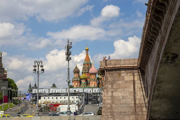 莫斯科 俄罗斯2018年5月23日 圣巴西尔大教堂 巴西尔神庙 莫斯科 俄罗斯 从旅游快艇拍摄 — 图库照片