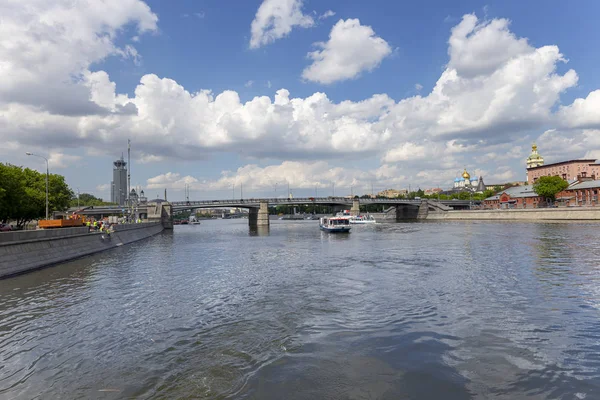 モスクワ ロシア5月23 2018 モスクワ川と堤防 観光遊覧船からの眺め モスクワ ロシア — ストック写真