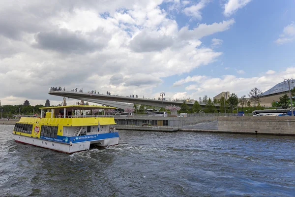 Moscow Russia May 2018 Floating Bridge Zaryadye Park Moskvoretskaya Embankment — Stock Photo, Image