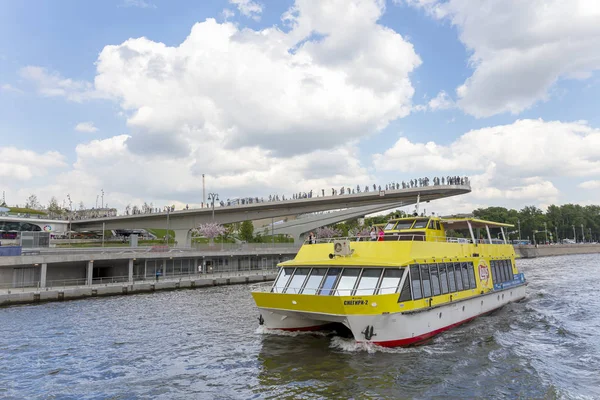 Moscow Russia May 2018 Floating Bridge Zaryadye Park Moskvoretskaya Embankment — Stock Photo, Image