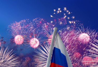 Göklerde patlayan kutlama renkli havai fişek.