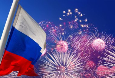 Göklerde patlayan kutlama renkli havai fişek.