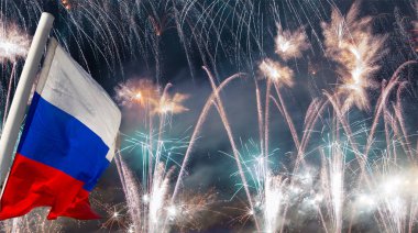 Göklerde patlayan kutlama renkli havai fişek.