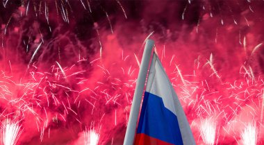 Göklerde patlayan kutlama renkli havai fişek.