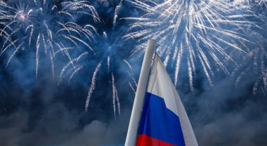 Göklerde patlayan kutlama renkli havai fişek.