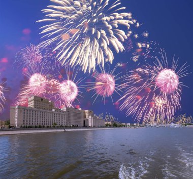 Rusya Federasyonu Savunma Bakanlığı'nın ana binası, Rusya Silahlı Kuvvetleri'nin yönetim organı ve gökyüzünde patlayan renkli havai fişekler. Moskova, Rusya Federasyonu  