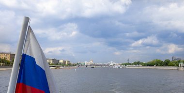 Moskva Nehri ve dolgular (turistik zevk teknesigörünümü). 