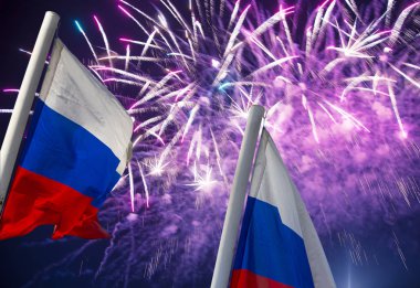 Gökyüzünde patlayan renkli havai fişekler ve rüzgarda gökyüzüne doğru sallanan Rusya bayrağı. Vatansever bir sembol olarak Rus dalgalı bayrağıüç renk  