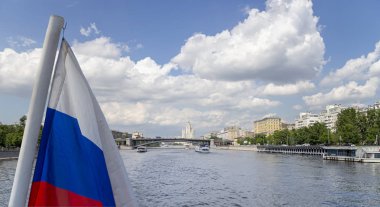 Moskva Nehri ve dolgular (turistik zevk teknesigörünümü). 