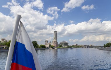 Moskova nehri kıyısında ki Konser Salonu House of Music. Mo