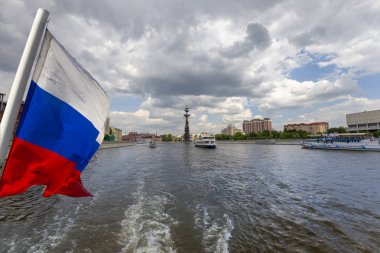 Moskva Nehri ve dolgular (turistik zevk teknesigörünümü). 