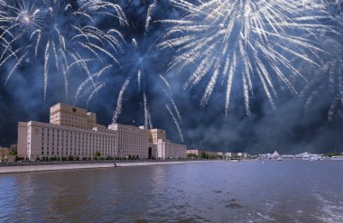 Rusya Federasyonu Savunma Bakanlığı'nın ana binası, Rusya Silahlı Kuvvetleri'nin yönetim organı ve gökyüzünde patlayan renkli havai fişekler. Moskova, Rusya Federasyonu  