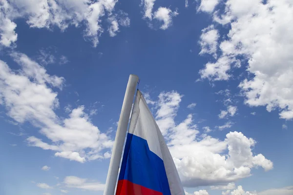 空に向かう風に揺るぐロシアの旗 愛国的シンボルとしてのロシアの波状旗の3色 — ストック写真