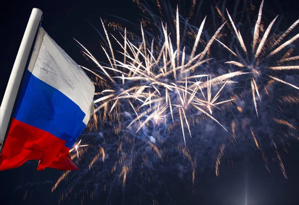 Oslavující Barevný Ohňostroj Explodující Obloze Ruská Vlajka Mával Větru Proti — Stock fotografie