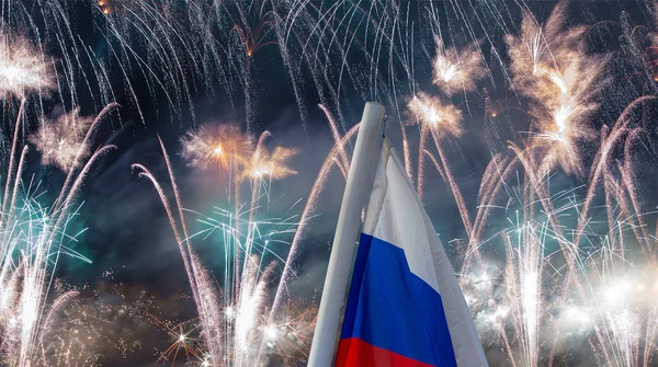 Göklerde patlayan kutlama renkli havai fişek.