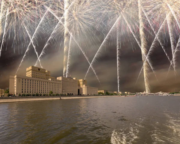Rusya Federasyonu Savunma Bakanlığı'nın ana binası, Rusya Silahlı Kuvvetleri'nin yönetim organı ve gökyüzünde patlayan renkli havai fişekler. Moskova, Rusya Federasyonu  